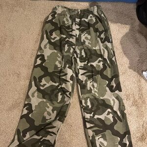 Everlast Boys camouflage sweatpants Size Medium 10/12